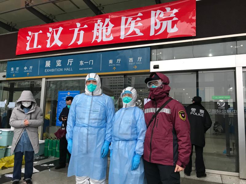 首批进入江汉方舱医院工作的医疗队员林国辉（右）与赖峰（左）