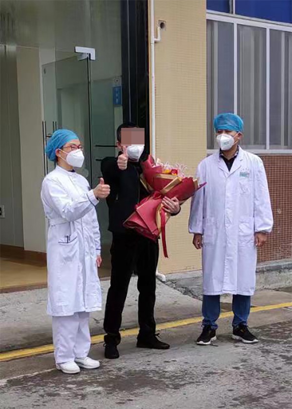 走出医院的王先生为医护人员点赞。 安宣 图