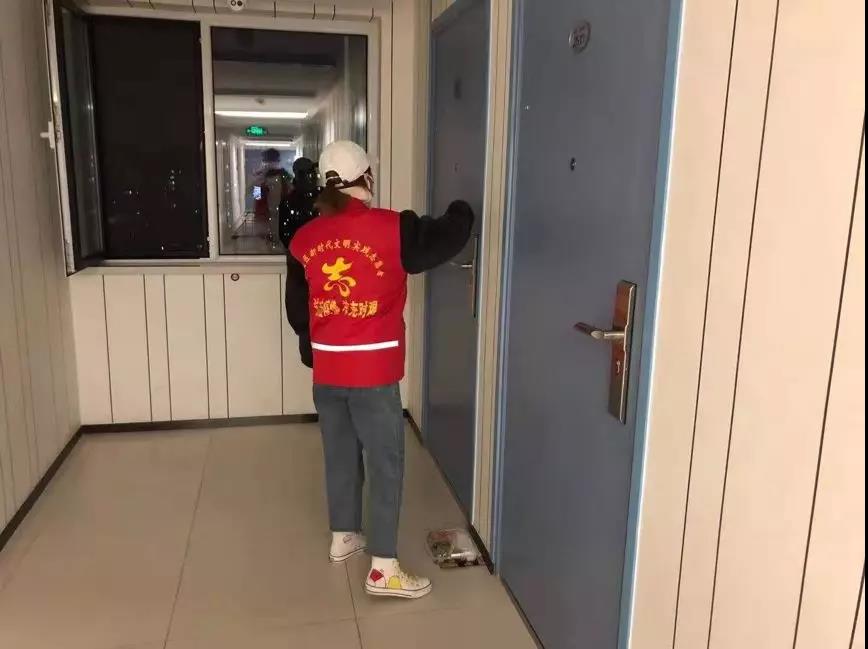  被隔离的志愿者在逐户送餐。