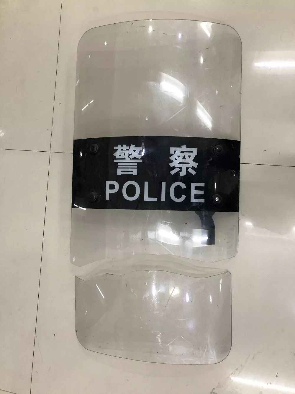  被砍断的警用盾牌