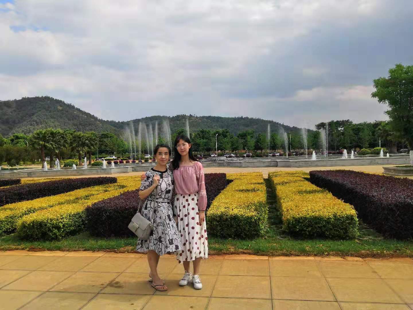 王婉格和妈妈朱明兰 受访者供图