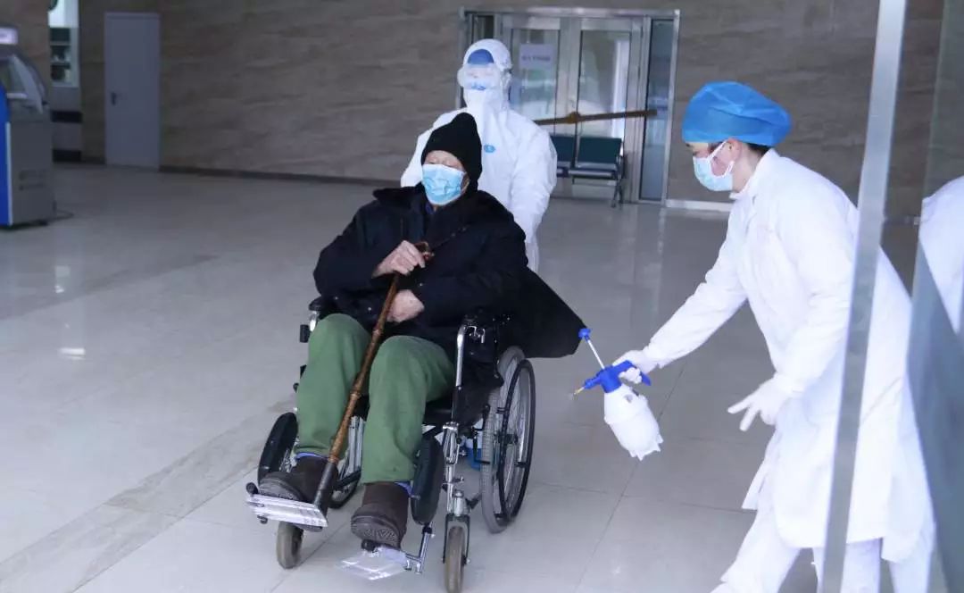 91岁解放战争老兵出院:这个肺炎与打仗比没啥可