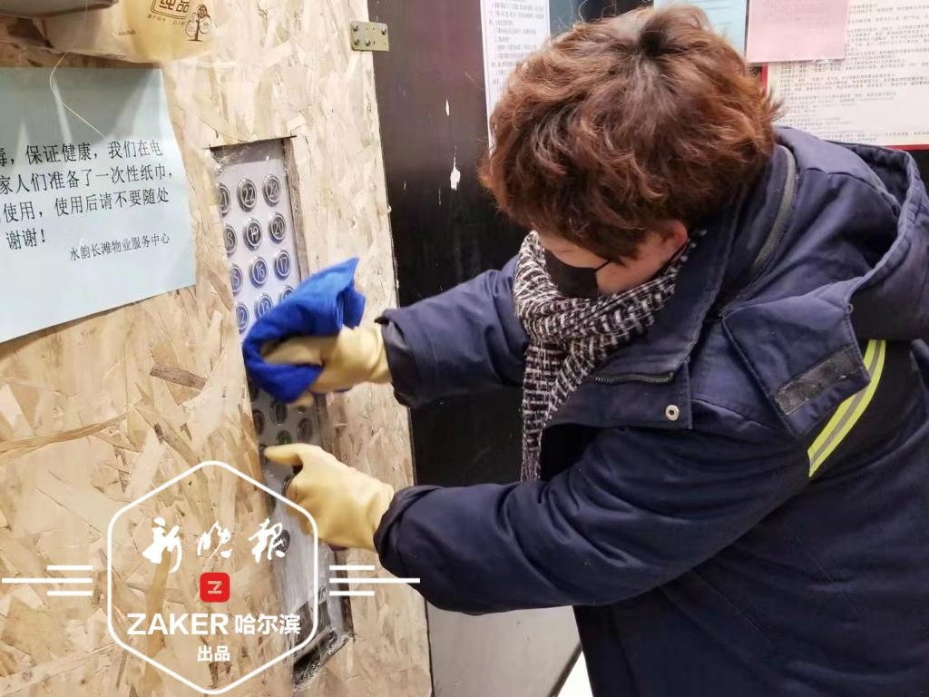 点赞!保洁员离家住更衣室坚持在小区消毒清垃圾,业主感动让空置房给她们住被婉拒