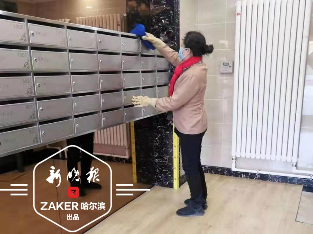 点赞!保洁员离家住更衣室坚持在小区消毒清垃圾,业主感动让空置房给她们住被婉拒