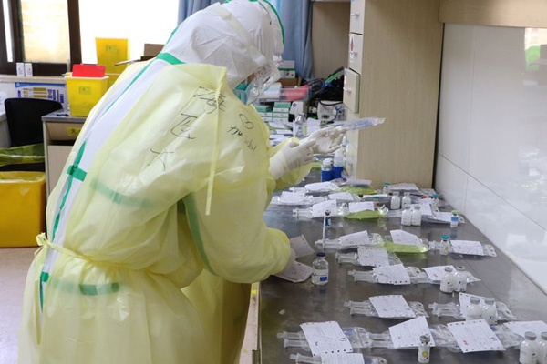  武汉汉口医院医护人员要准备大量病人的注射液。