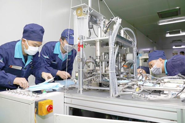  工人正24小时三班倒生产口罩本文图均为 范聪 图