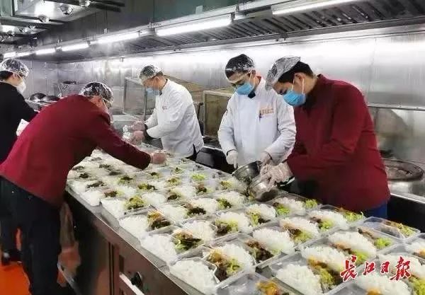 艳阳天员工正在配餐 艳阳天酒家供图