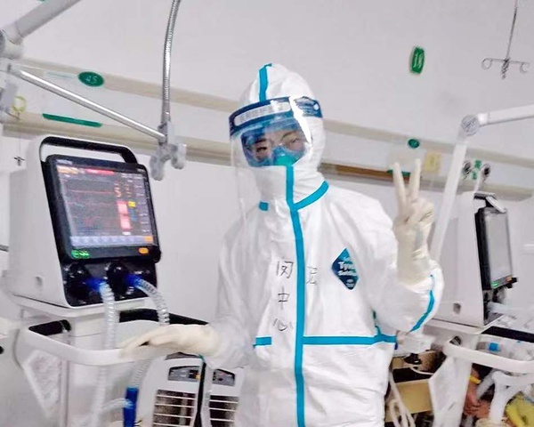 身穿防护服的王宏在武汉金银潭医院。