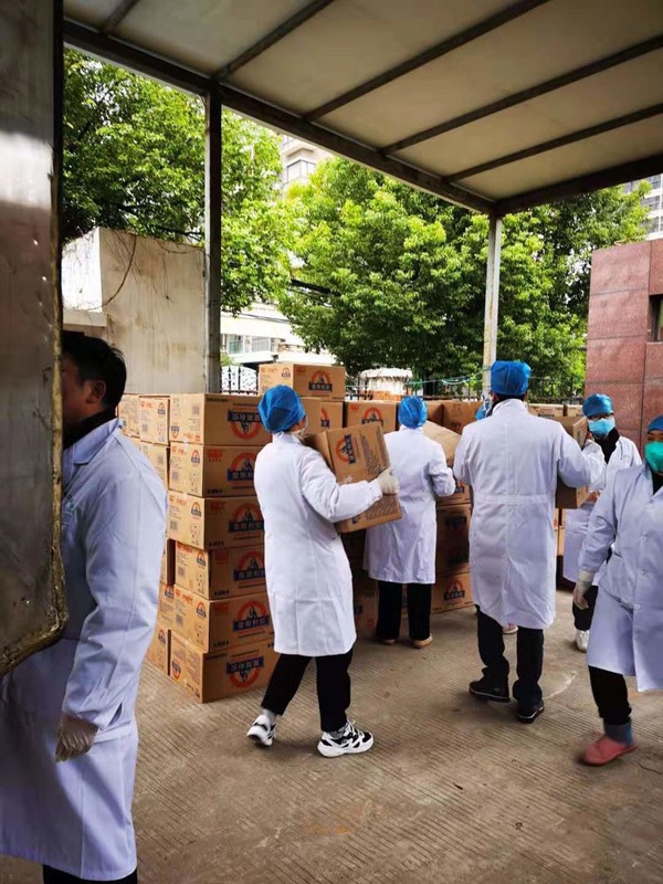 武汉汉口医院医务人员在搬运物资。