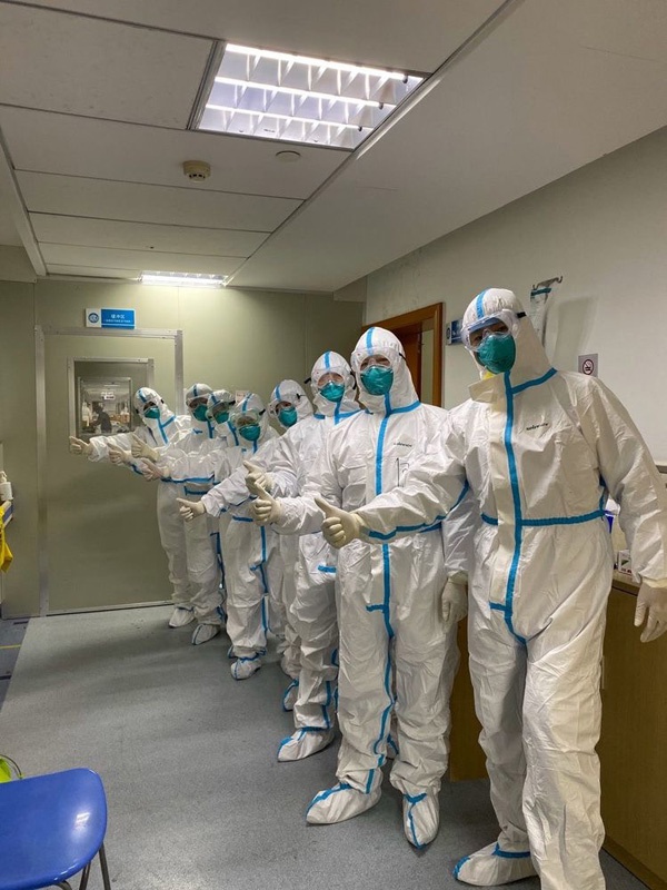  武汉汉口医院医务人员给自己加油打气。