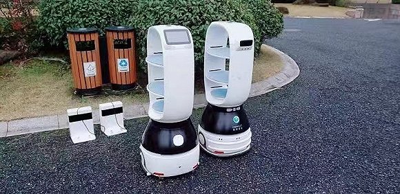 即将在隔离区工作的送餐机器人。图片来源：擎朗智能公众号