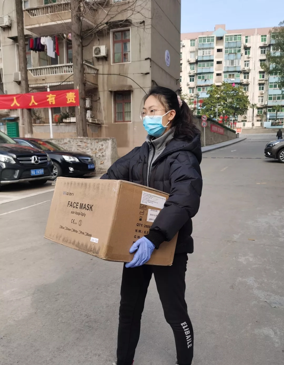 王婉格在搬运防护用品 受访者供图