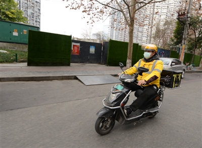 外卖骑手田伟送单中