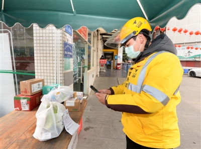 外卖小哥的一天：戴口罩人脸识别 配送箱不忘消