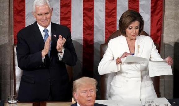 佩洛西手撕讲稿。（图源：《国会山报》）