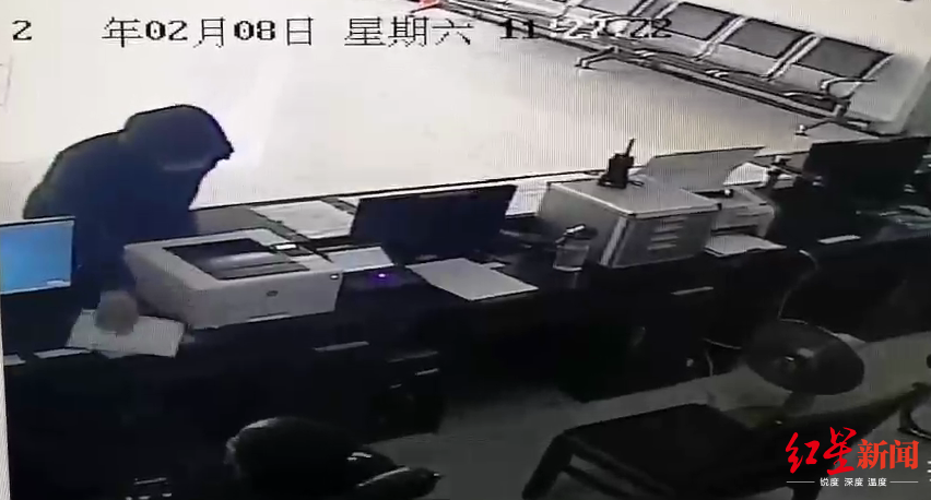 “帮我送给武汉!” 男子在派出所放下5000元钱就跑