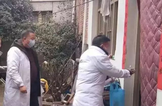 ▲ 在栾川县狮子庙镇卫生院,医务人员入户排查外出返回人员