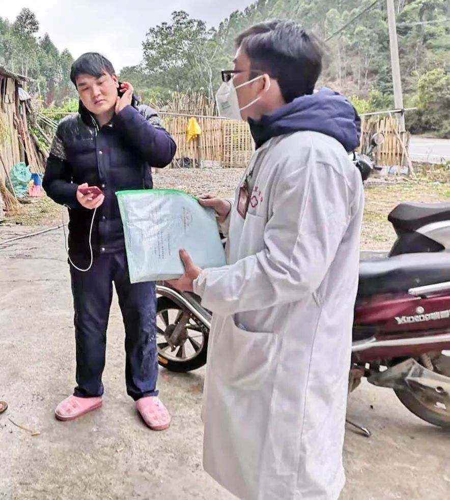  ▲钟进杏（右）在疫情防控一线。蔡丽供图