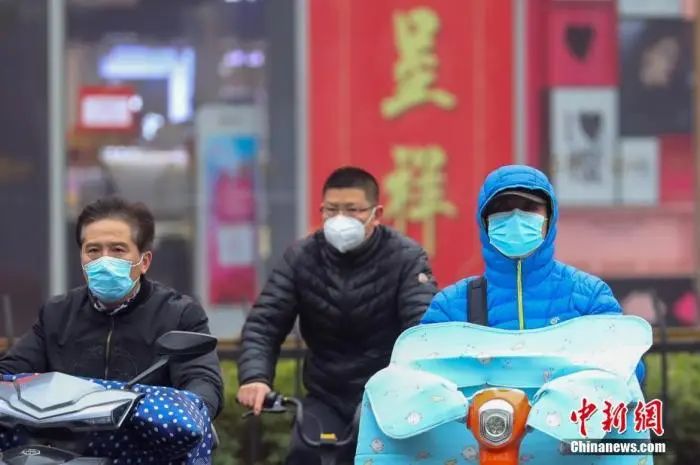2月25日,戴着口罩骑车的市民在南京陌头经由。 中新社记者 泱波 摄