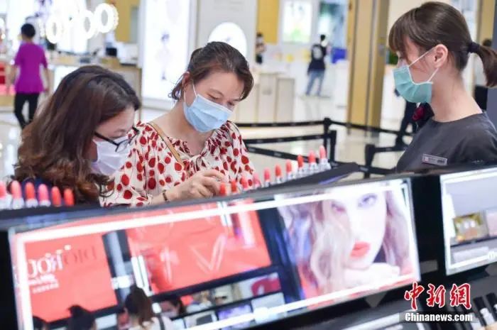 2月27日,大众佩带口罩在海口日月广场免税店选购免税商品。 骆云飞 摄