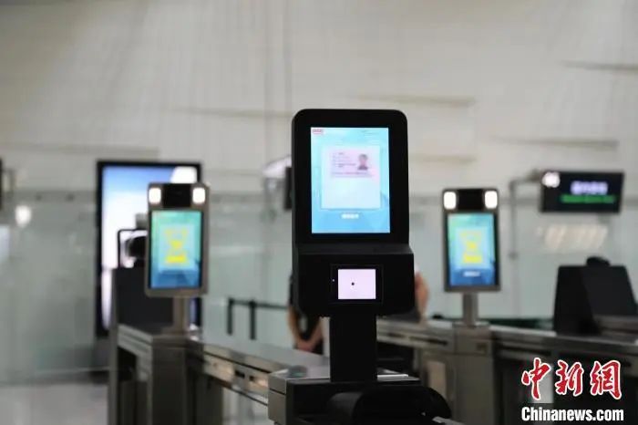资料图:“刷脸登机”装备。白云机场供图