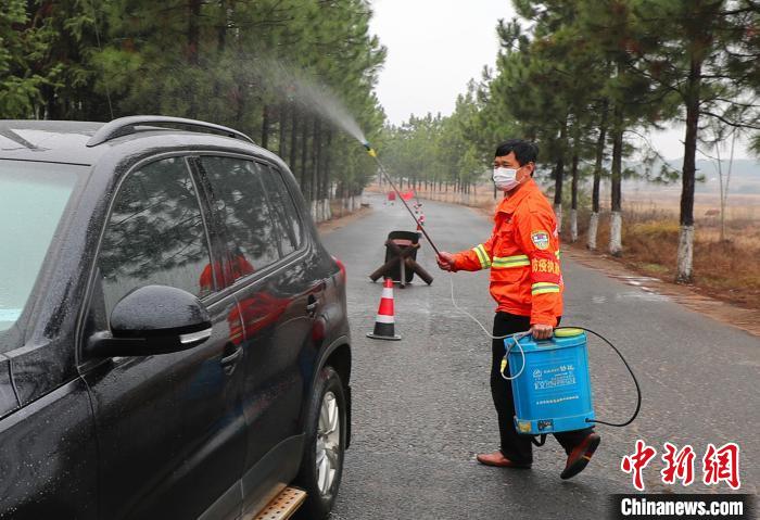 在江西省吉安市泰和县苑前镇,防疫职员正在对进村车辆举行消毒。(资料图) 邓宁静 摄
