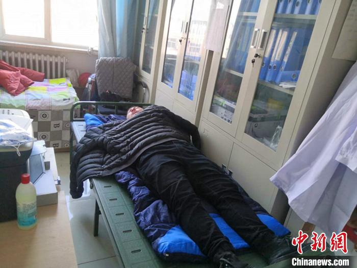 图为邢方超在单位休息。受访者供图