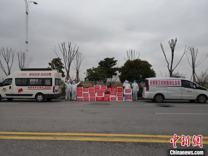 血浆交接现场。安徽省血液中心供图。 吴兰 摄
