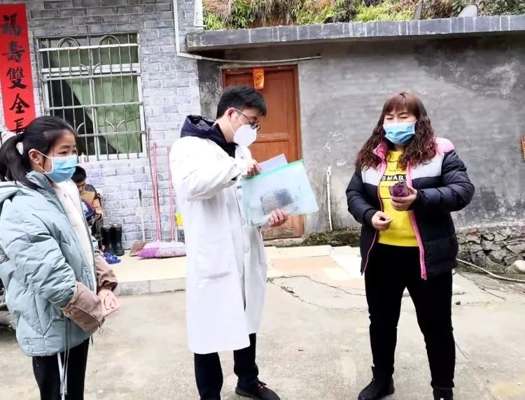 ▲钟进杏（中）在疫情防控一线。蔡丽供图