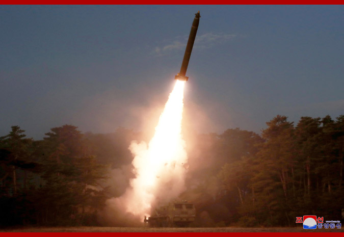 金正恩时隔一周 再次视察朝军超大型火箭炮试射