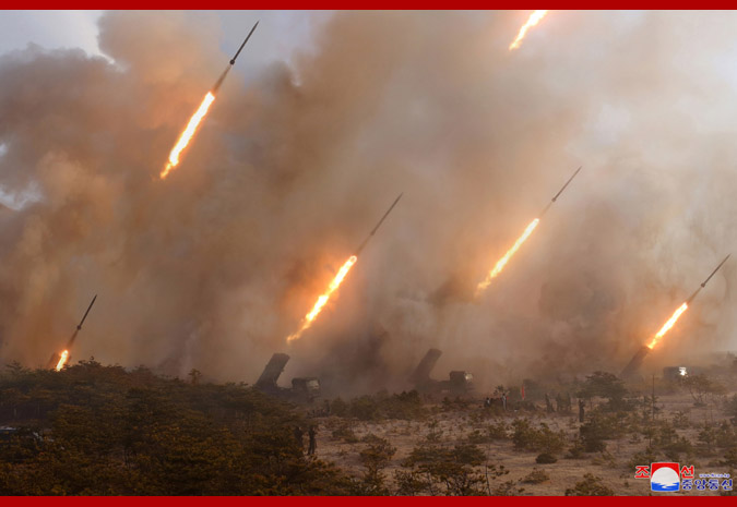 金正恩时隔一周 再次视察朝军超大型火箭炮试射