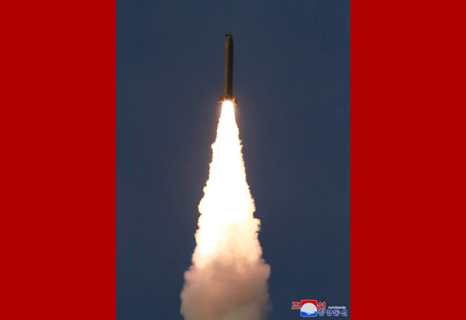 金正恩时隔一周 再次视察朝军超大型火箭炮试射