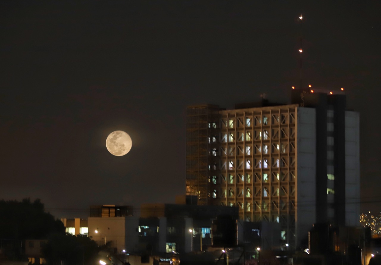 北美洲迎来本年度第二次“超级月亮”现象