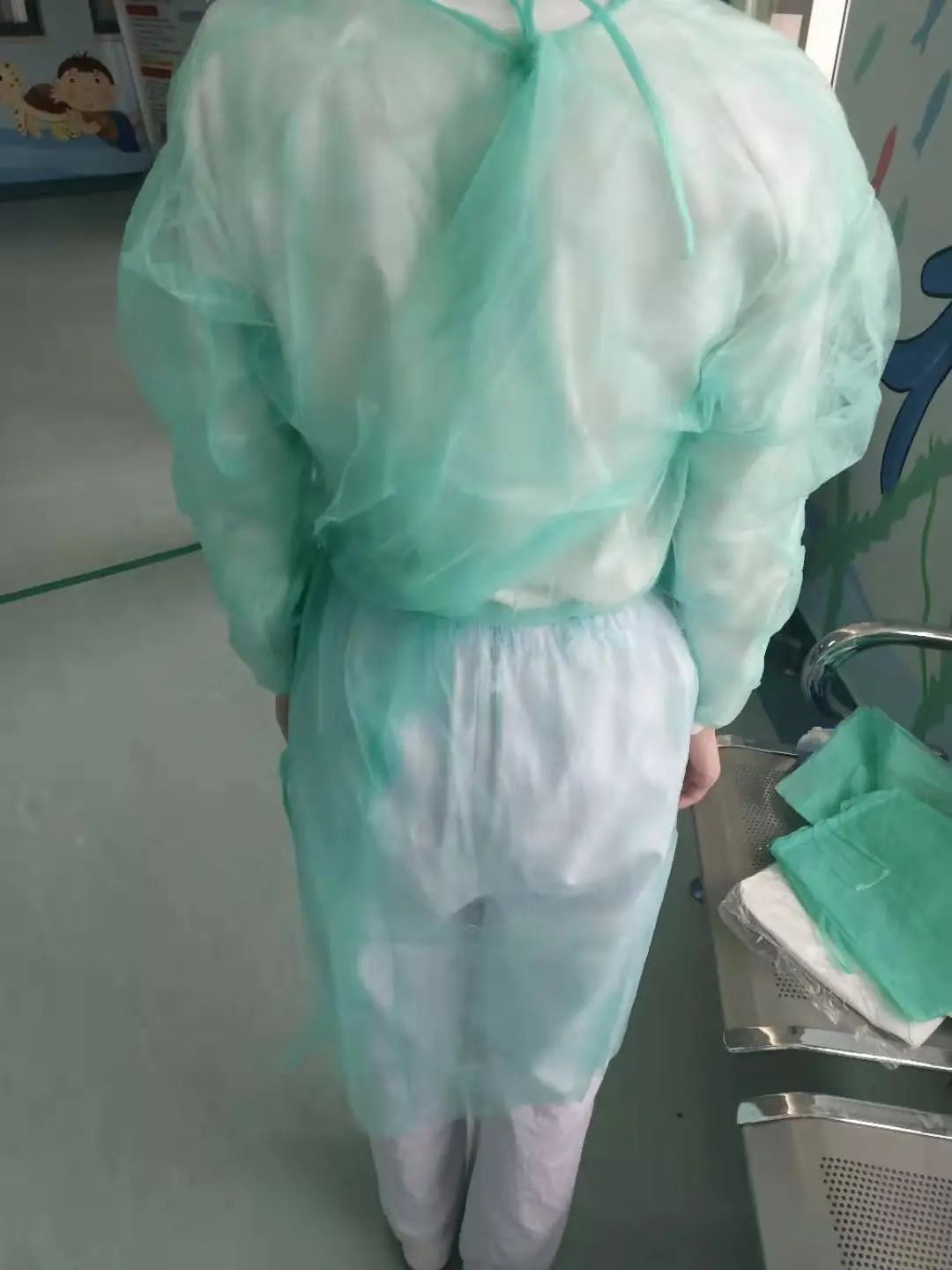 中心医院医生一度穿着“薄如蝉翼”的防护服 (受访者供图/图)