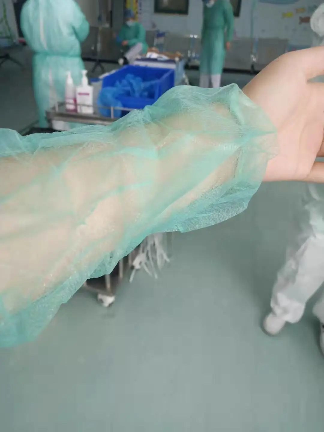 中心医院医生一度穿着“薄如蝉翼”的防护服 (受访者供图/图)