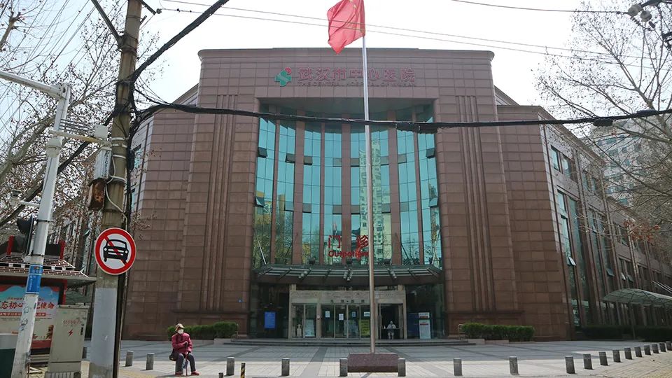 ▲3月10日,武汉市中心医院南京路院区,李文亮医生生前曾在这里接受治疗。2月20日时,这个院区也成为了定点医院。不过,目前该医院的发热门诊已经不再接收新冠肺炎的患者,急诊和外科逐渐恢复。(南方周末记者 王伟凯/图)