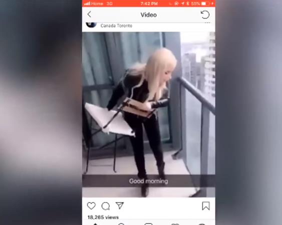 玛切拉·佐亚(Marcella Zoia)扔椅子的视频截图(多伦多星报)