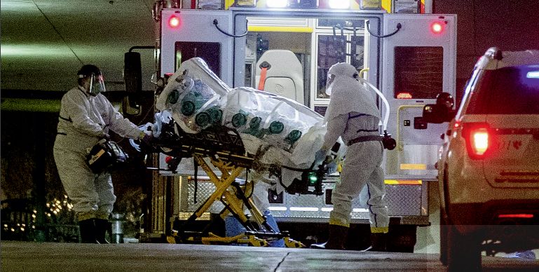 3��6�գ�һ����ȷ���Ⱦ�¹ڷ��׵�Ů�ӱ��͵������ڲ���˹�Ӵ�ѧҽ�����ġ�ͼ/����