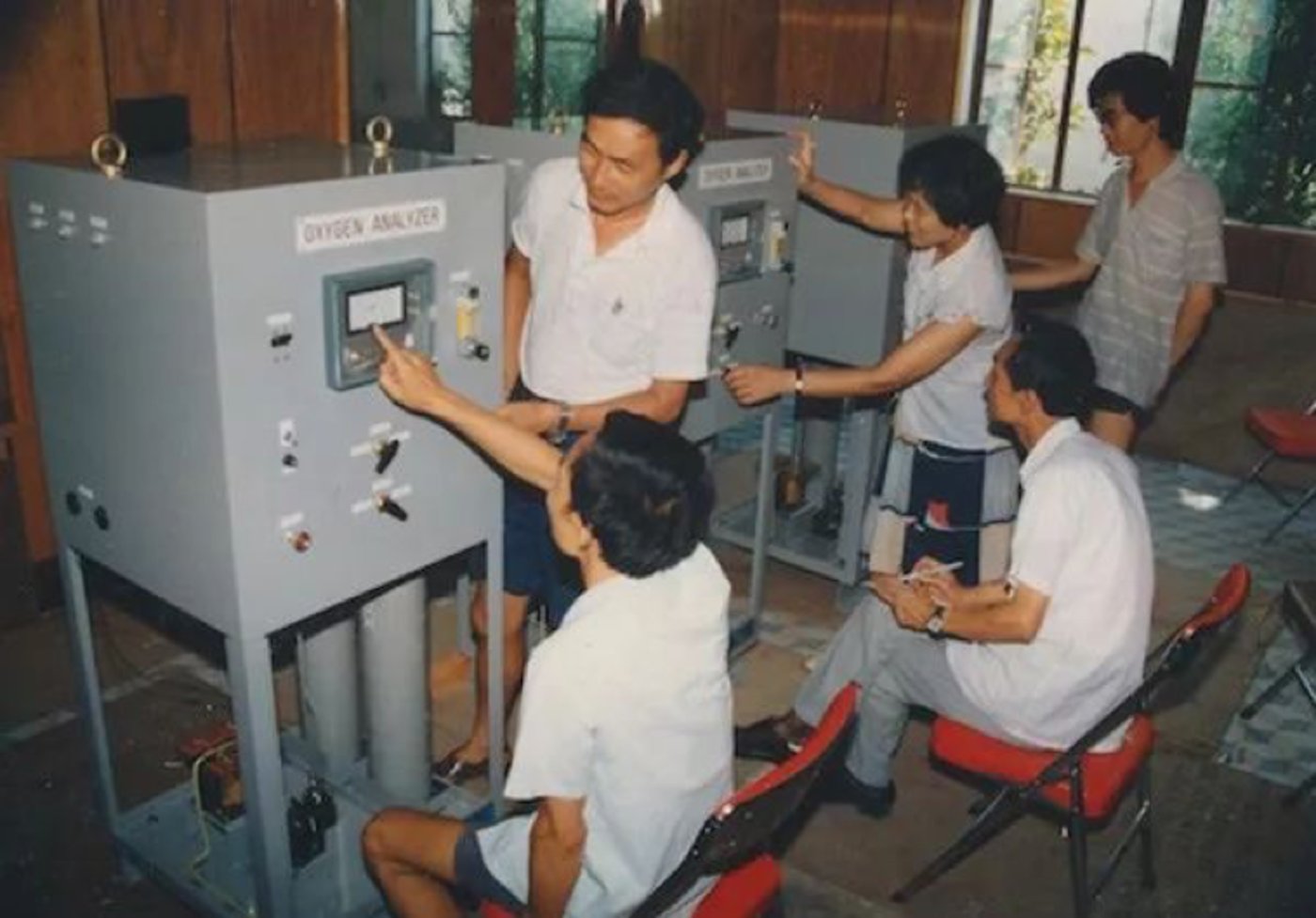 1991年，星期日工程师们在认真调试上海石化30万吨乙烯工程所需的氧气分析仪