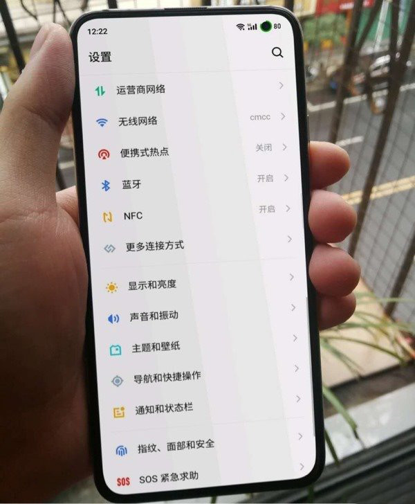 魅族17谍照疑似曝光四边等宽设计挖孔处可显示电量