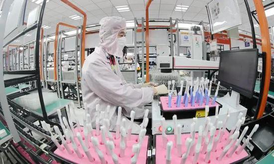 工人们正在赶制一批出口西欧国度的电动牙刷订单。谢尚国摄