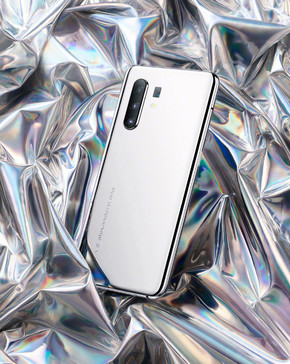 vivo X30&amp;alexanderwang联名真机亮相！镜面设计酷炫