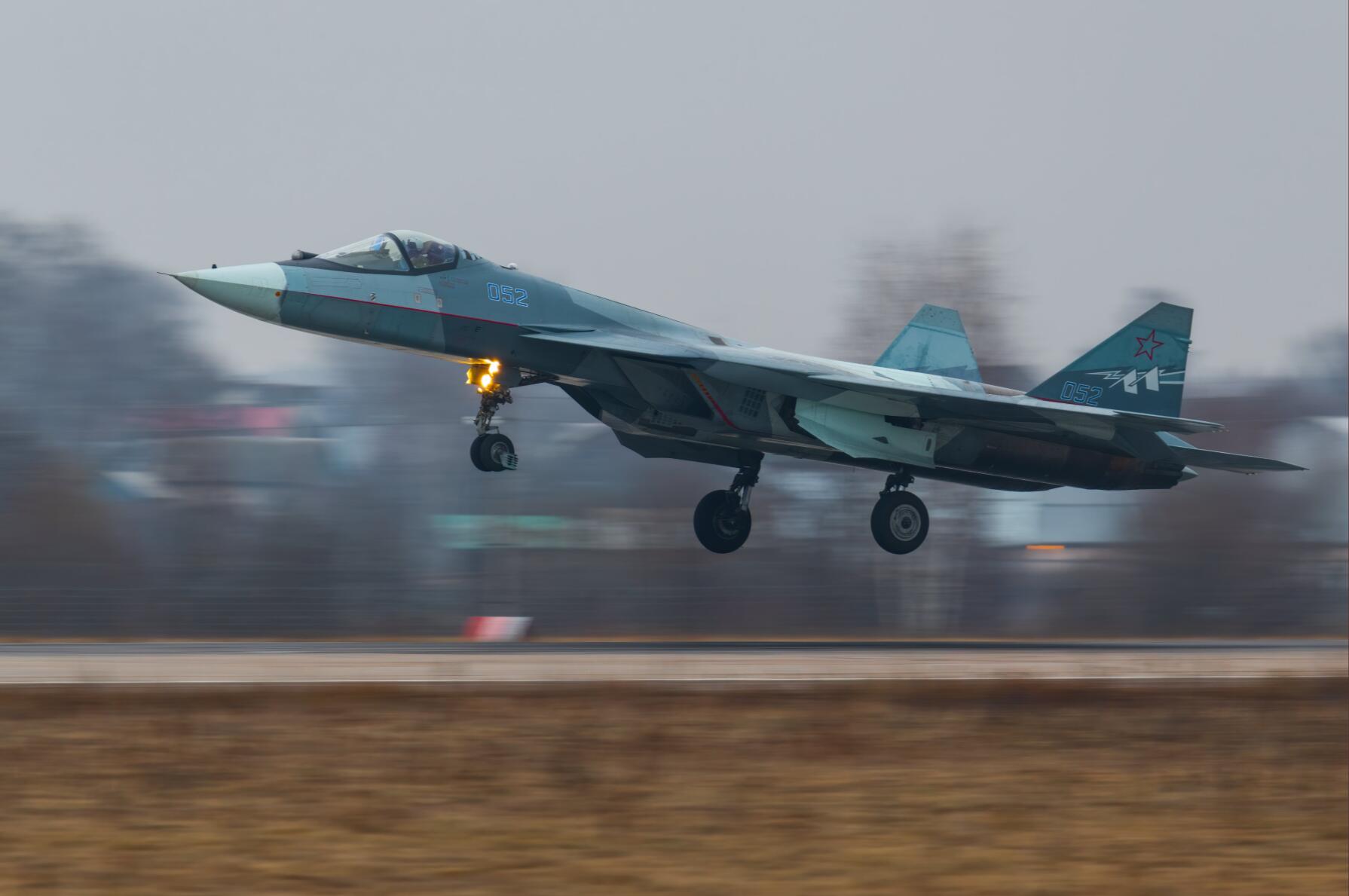 苏57装备“产品30”发动机曝光 锯齿状尾喷管显眼