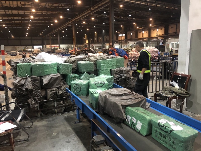 南京禄口国际机场货运逐步恢复 日均10吨大闸蟹