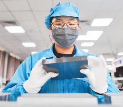 3月5日,阿特斯光伏电力(洛阳)有限公司的员工在硅片分选车间作业。新华社记者 李嘉南摄