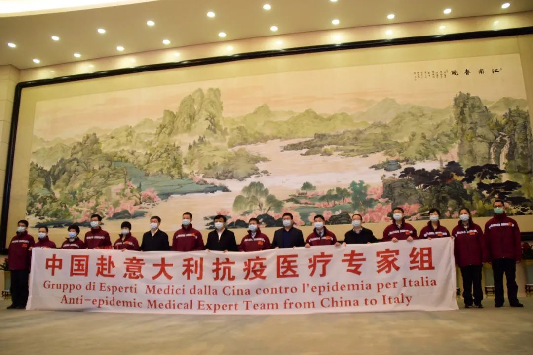 3月17日,浙江省组建的中国抗疫医疗专家组成员出征前合影留念。新华社记者 郑梦雨 摄