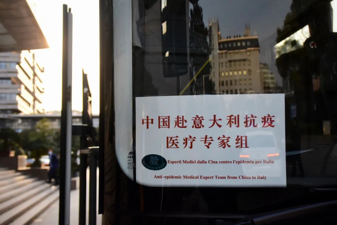 3月17日拍摄的医疗专家组乘坐的大巴。新华社记者 郑梦雨 摄