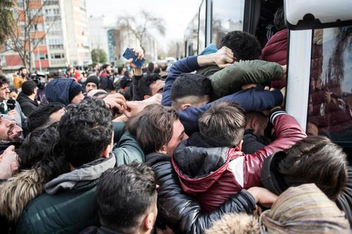 2月28日，在土耳其伊斯坦布尔，难民和非法移民试图登上前往土耳其与希腊边境的车辆。新华社发