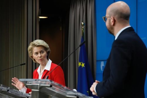 3月17日，在比利时布鲁塞尔的欧盟总部，欧盟委员会主席冯德莱恩（左）和欧洲理事会主席米歇尔在视频峰会后出席记者会。新华社发