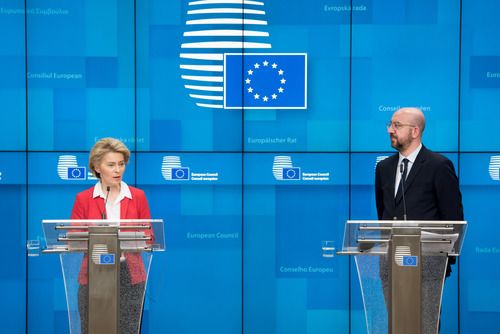 3月17日，在比利时布鲁塞尔的欧盟总部，欧盟委员会主席冯德莱恩（左）和欧洲理事会主席米歇尔在视频峰会后出席记者会。新华社发